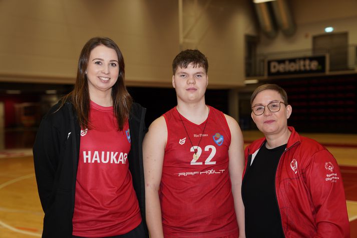 Bára Fanney Hálfdanardóttir, þjálfari,  Edvard Þór Ingvarsson, leikmaður special olympics liðs Hauka og Helga Kristín Olsen, móðir Edvards. 