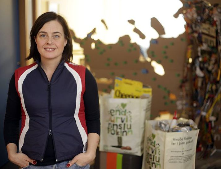 Ragna Ingibjörg Halldórsdóttir með hina nýju endurvinnslupoka Sorpu í baksýn. Pokarnir eru tilvaldir til flokkunar á pappí og pappa heima við og fást afhentir á endurvinnslustöðvum Sorpu í byrjun febrúar. Mynd/Valli