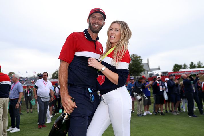 Dustin Johnson og Paulina Gretzky fagna sigri Bandaríkjanna í Ryder bikarnum í fyrra.