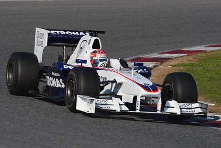Robert Kubica ekur BMW með 2009 útliti á brautinni í Barcelona í dag.
