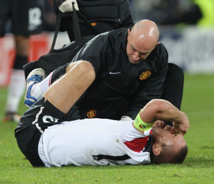 Vidic liggur hér þjáður á vellinum í kvöld.