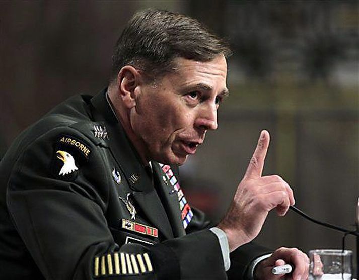 David Petraeus var samþykktur af hermálanefnd þingsins í gær.