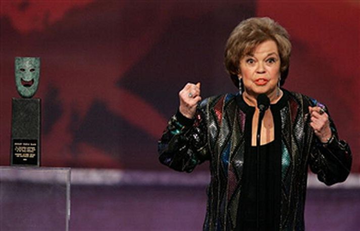 Shirley Temple tók við verðlaunum fyrir ævistarfið frá Screen Actors Guild Awards árið 2006.