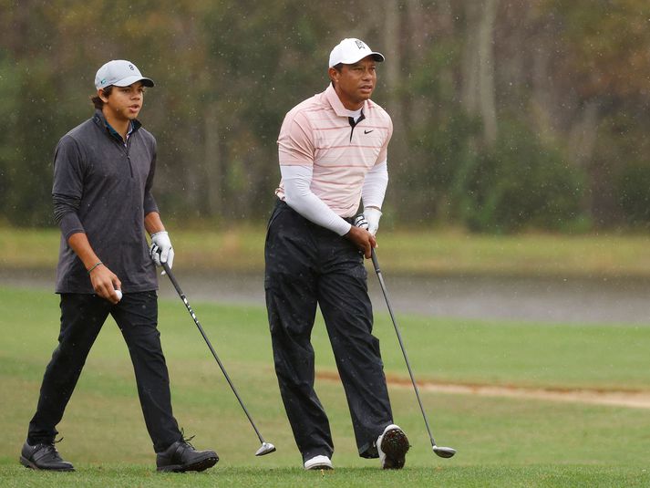 Tiger Woods ásamt syni sínum Charlie á Ritz-Carlton golfvellinum þar sem mótið fer fram.