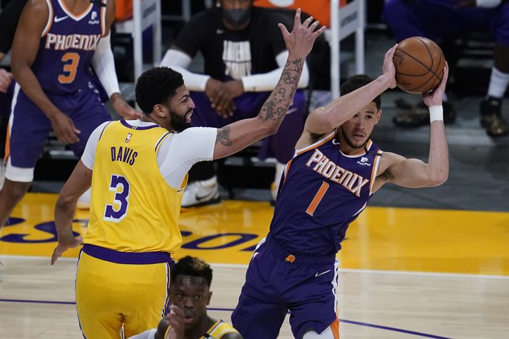 Devin Booker fór hamförum í Staples Center í nótt.