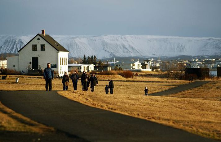 Verði krónan viðlíka veik áfram og síðustu daga hægir á hjöðnun verðbólgu að mati IFS Greiningar. Fréttablaðið/Anton