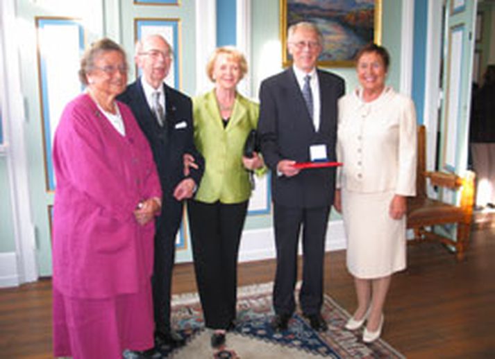 Frá athöfninni. Á myndinni eru Karin Söder, Ármann Snævarr, Vigdís Finnbogadóttir, Haraldur Ólafsson og Rannveig Guðmundsdóttir.