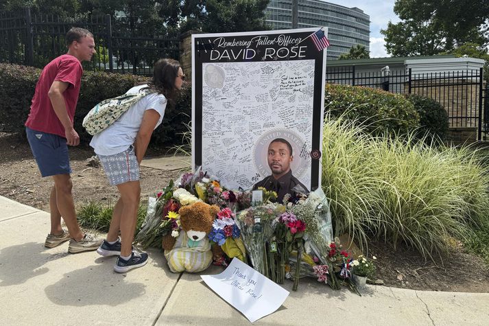 Lögreglumaðurinn David Rose sem féll fyrir hendi árásarmannsins sem skaut á höfuðstöðvar CDC í Atlanta var tveggja barna faðir og átti von á því þriðja.