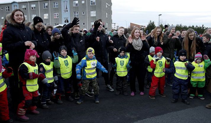 Krakkar í Lindaskóla tóku vel á móti leikskólabörnunum í hverfinu. 