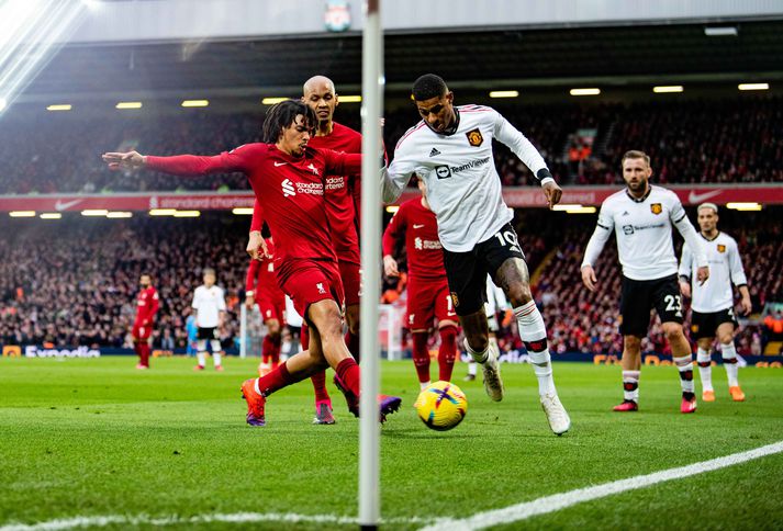 Marcus Rashford hjá Manchester United fer fram hjá Liverpool manninum Trent Alexander Arnold.