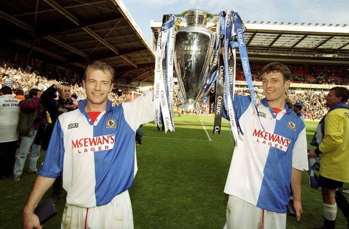 Shearer, til vinstri, fagnar titlinum árið 1995.
