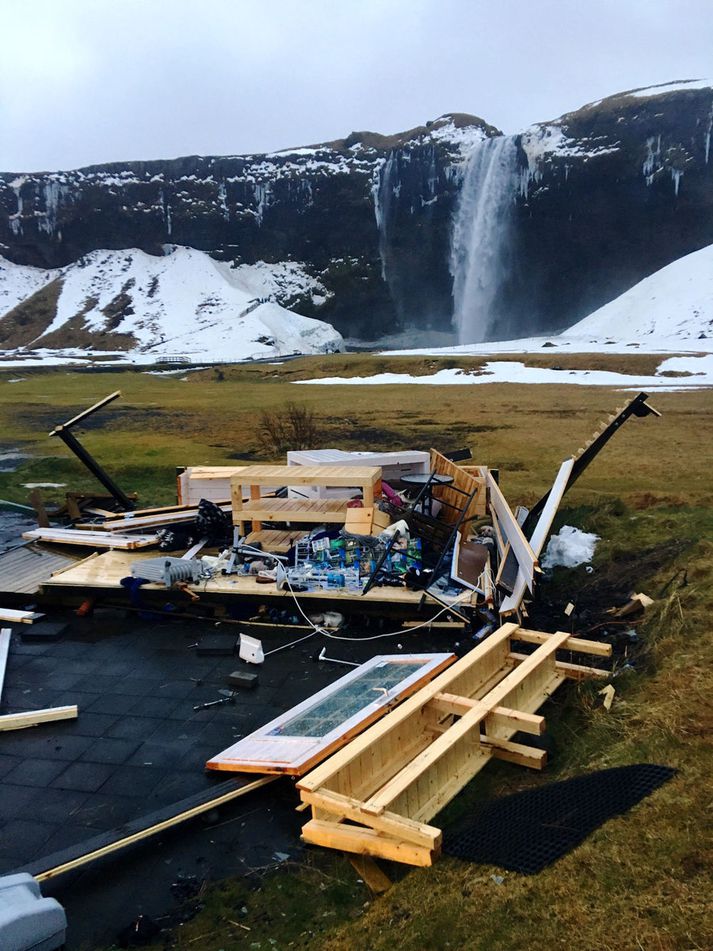 Óveðrið var verst á suðurströndinni og var mikið tjón við Seljalandsfoss, þar sem söluskúr sprakk.