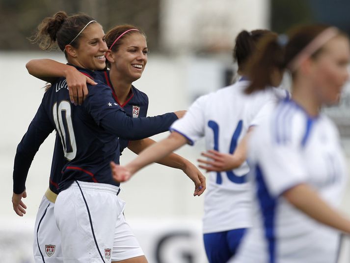 Carli Lloyd og Alex Morgan fagna einu af fjórum mörkum sínum á móti Finnlandi.