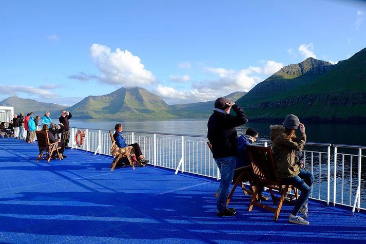 Hér má sjá Norrænu sigla frá Þórshöfn í Færeyjum á leið sinni til Seyðisfjarðar.