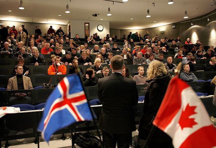 Mörg hundruð manns mættu í Kennaraháskólann á kynningarfund vegna atvinnutækifæra í Kanda í síðustu viku.