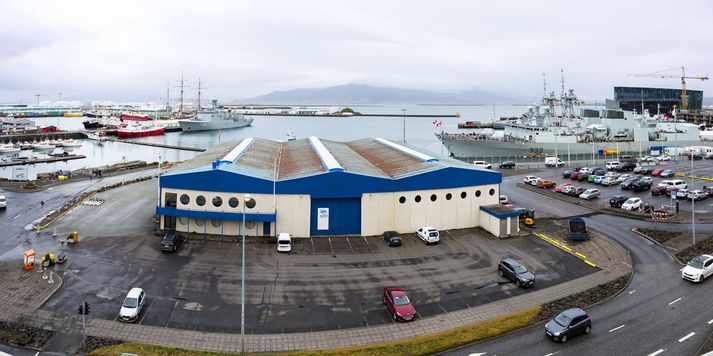 Fasteignin við Geirsgötu 11, gömul vöruskemma, hefur staðið að mestu ónotuð undanfarin ár og er farin að láta á sjá. Brim hefur síðustu ár kynnt hugmyndir um niðurrif hússins en ekki haft erindi sem erfiði.