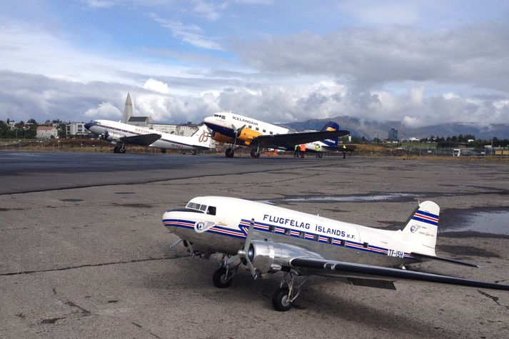 Þristarnir þrír á Reykjavíkurflugvelli í dag. Fyrir aftan eru Breitling-þristurinn og Páll Sveinsson en sá fremsti er módel af Gljáfaxa, einn áttundi af stærð hinna.