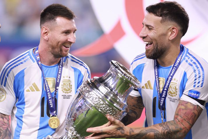 Lionel Messi og Nicolas Otamendi sjást hér gleðjast saman með Copa America bikarinn sem Argentínumenn unnu síðasta sumar.