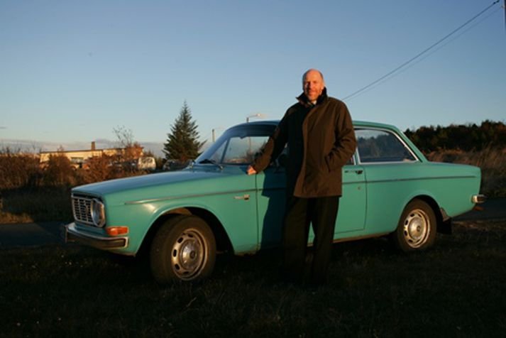Steingrímur J. Sigfússon fyrir framan forlátan Volvo. Hann vill stórauka stuðning við saksóknara.