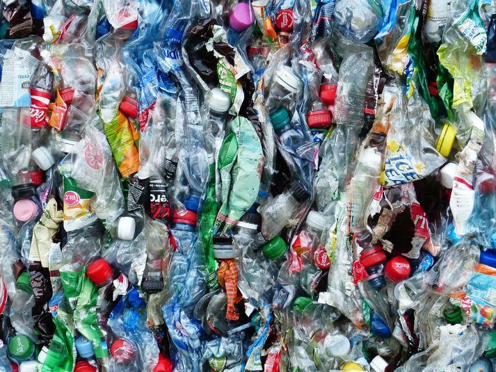 Um það bil milljón plastflaska eru seldar á hverri mínútu en aðeins 14 prósent þeirra rata í endurvinnslu.