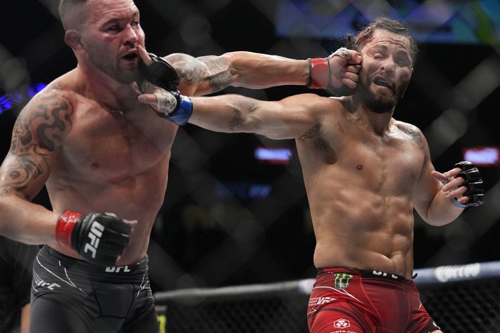 Colby Covington og Jorge Masvidal mættust í búrinu 5. mars og tóku svo upp þráðinn fyrir utan veitingastað í Miami á mánudaginn.