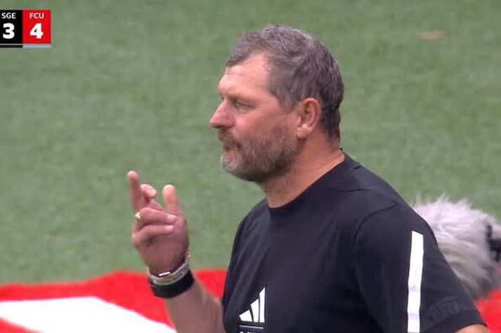 Steffen Baumgart veifaði löngutönginni eftir að hafa fengið rauða spjaldið.