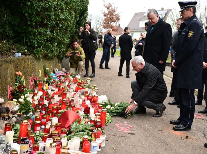 Fjórtán ára stúlka er látin og önnur þrettán ára er alvarlega slösuð eftir árásina.