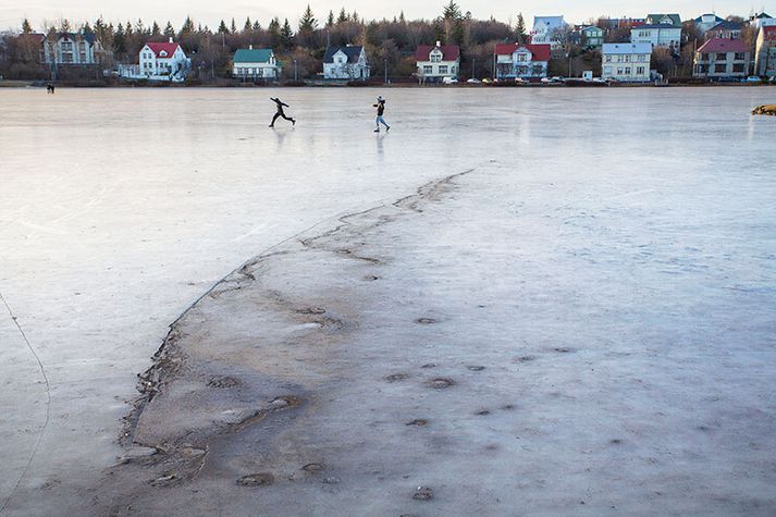 Mikið ryk var að sjá á Reykjavíkurtjörn í gær.