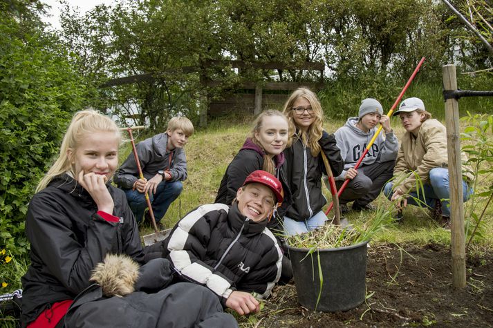 Þessir hressu unglingar eru í Vinnuskóla Reykjavíkur þetta sumarið og róta í beðum við Vogaskóla.