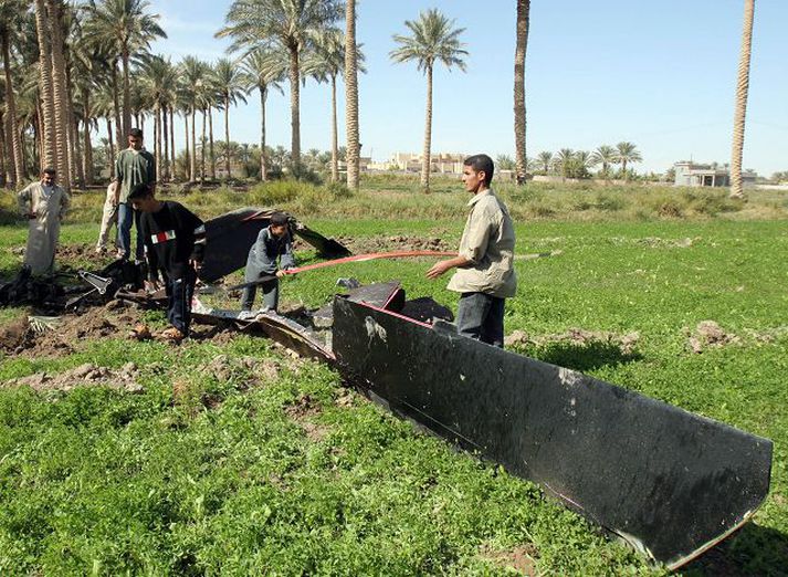 Flak þyrlunnar. Al-Kaída í Írak kveðst bera ábyrgð á að hafa skotið niður bandaríska herþyrlu í fyrradag.