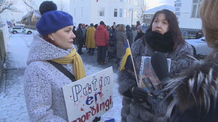 Þær Lada Cherkasova-Jónsson og Viktoriya Serdyuk eru frá Rússlandi og Úkraínu og vinkonur. Þær eru líka nágrannar og búa báðar í Hveragerði. Þær segja stríðið þeim þungbært.