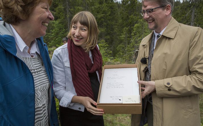 Katie Paterson og borgarstjóri Oslóar, Marianne Borgen, tóku við verkinu. Seinna um daginn var dagskrá um Sjón og verk hans í Deichmannske borgarbókasafninu.