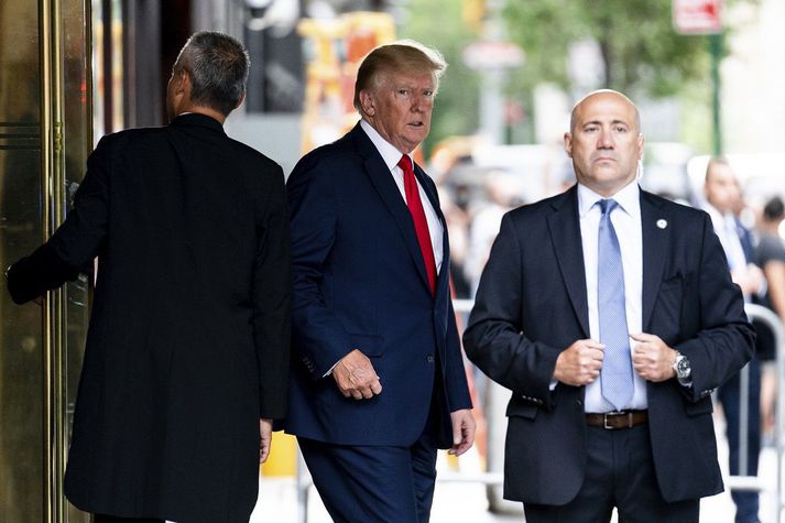 Donald Trump fyrir utan Trump-turn í New York í morgun.