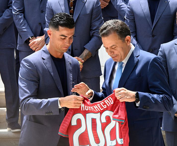 Cristiano Ronaldo færði forsætisráðherranum Luís Montenegro treyju áður en portúgalski hópurinn hélt á HM í dag.