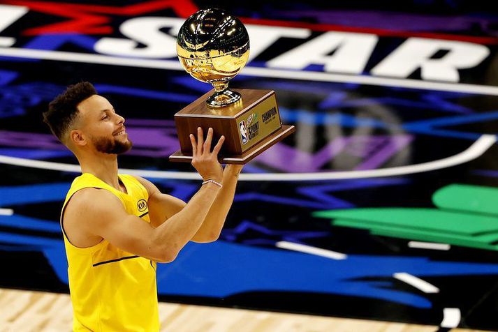 Stephen Curry með bikarinn sem hann fékk fyrir að vinna þriggja stiga skotkeppnina.