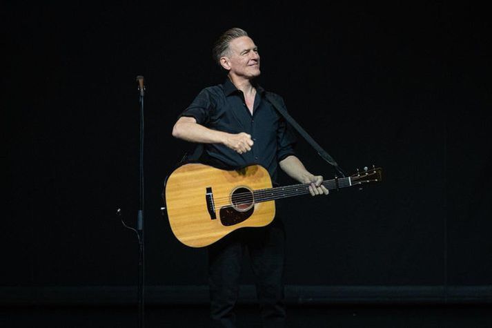 Söngurinn hjá Bryan Adams var framúrskarandi. Röddin var bæði hrjúf og blíð á sama tíma. 