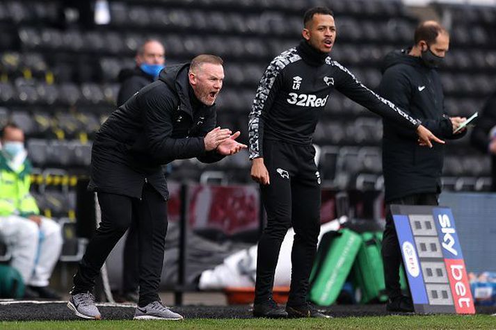 Wayne Rooney hvetur sína menn til dáða í dag.