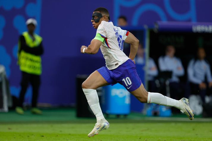 Kylian Mbappe á fleygiferð í leik Frakka og Portúgala í átta liða úrslitunum.