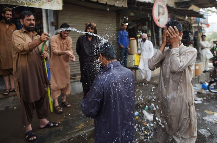 Að minnsta kosti 65 hafa látið lífið í hitabylgju í fjölmennustu borg Pakistan, Karachi. Föstumánuður múslima er nýhafinn.