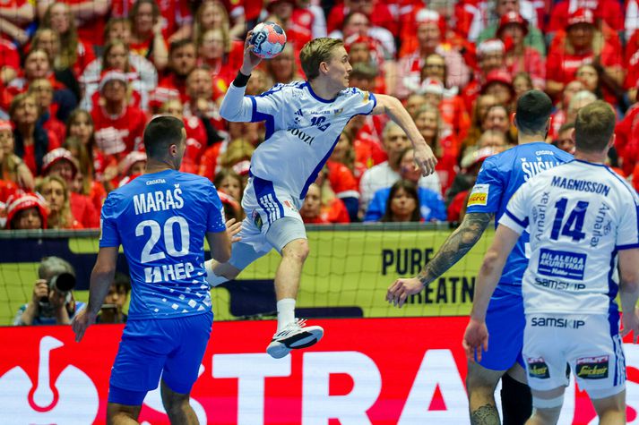 Gísli Þorgeir Kristjánsson tók þrettán skot, sem er mun meira en í öðrum leikjum á mótinu en klikkaði líka á sjö þeirra. 