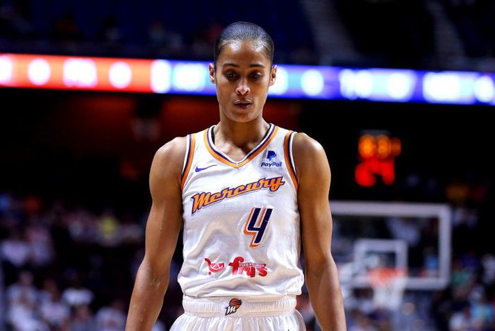 Skylar Diggins-Smith í leik með Phoenix Mercury á móti Connecticut Sun sama dag og Brittney Griner var dæmd í níu ára fangelsi í Rússlandi.