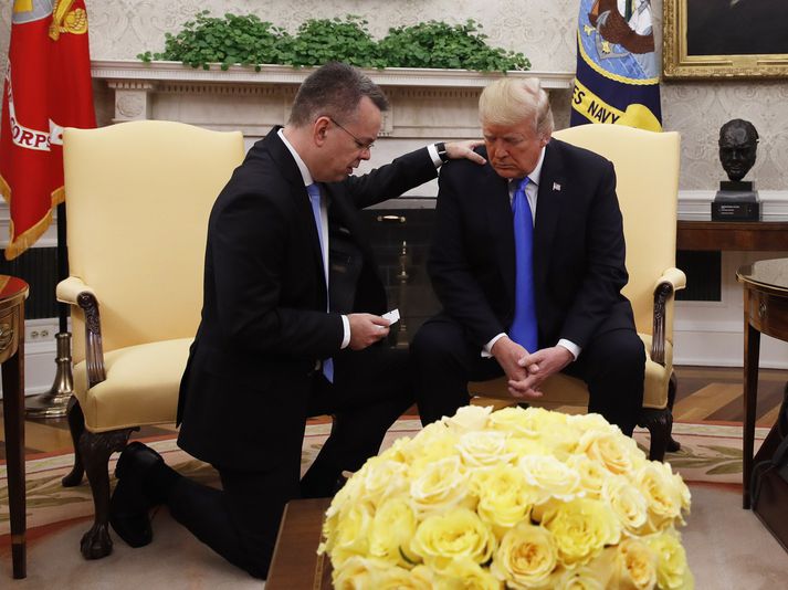 Brunson biður fyrir Trump í Hvíta húsinu.