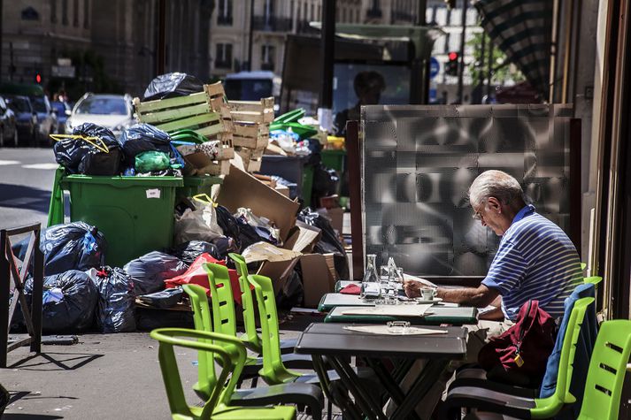 Rusl hefur safnast saman á götum Parísar.