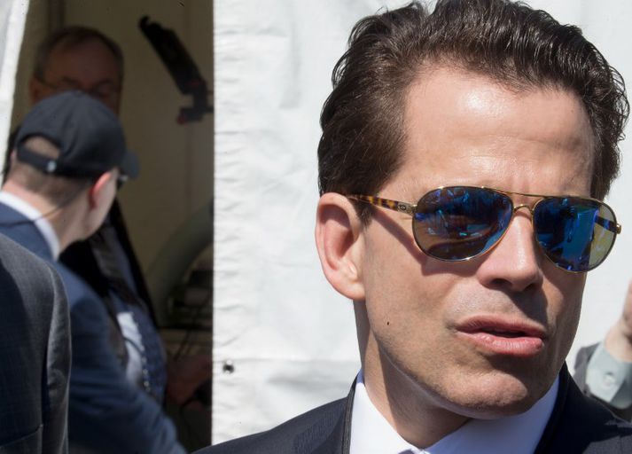 Anthony Scaramucci virðist saka starfsmannastjóra Hvíta hússins um að leka upplýsingum í fjölmiðla.