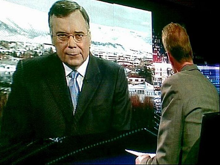 Geir Haarde í HARDtalk. Segist hafa dregið þann lærdóm af íslenska bankahruninu að „ekki sé mögulegt að hafa algerlega opið hagkerfi, sem er jafn lítið og það íslenska, með algjöru frelsi fjármagnsflutninga og eigin gjaldmiðil“.
Mynd úr útsendingu BBC