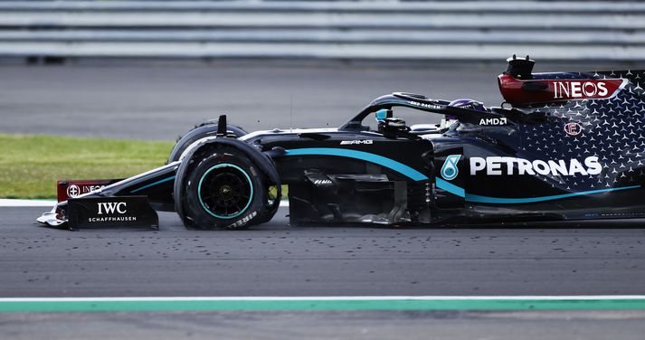 Hamilton hefði vart komist annan hring miðað við ástandið á bílnum er hann kom fyrstur í mark á Silverstone-brautinni í dag.