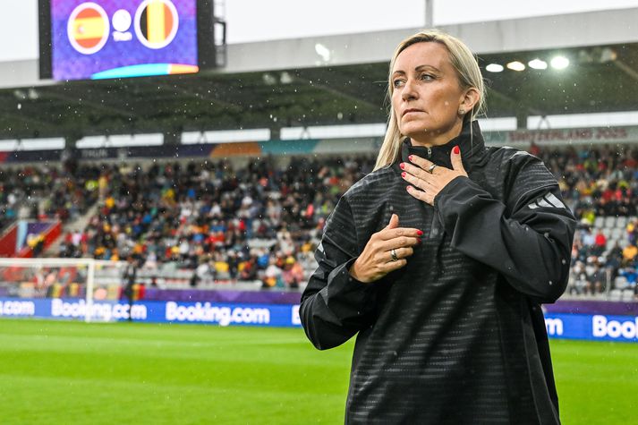 Elísabet Gunnarsdóttir varð fyrir miklu áhrifum þegar hún hlustaði á íslenska þjóðsönginn fyrir leikinn á móti Sviss.
