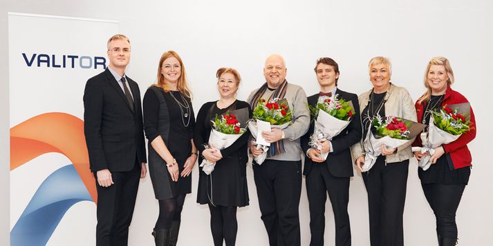 Frá vinstri eru Viðar Þorkelsson, forstjóri Valitor, Anna Rún Ingvarsdóttir, varaformaður stjórnar Valitor, Margrét Guðjónsdóttir, f.h. Eyglóar Dóru Davíðsdóttur, Sveinn Guðmundsson f.h. Hjartaheilla, Jón Þorsteinn Reynisson, Hrafnhildur Þórarinsdóttir, f.h. Mæðrastyrksnefndar Hafnarfjarðar og Anna María Daníelsdóttir, f.h. Björgunarsveitar Hafnarfjarðar.