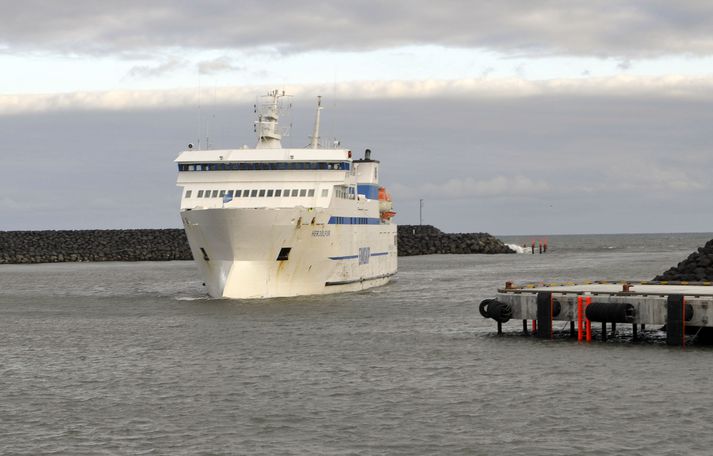 Herjólfur hefur ekki getað siglt milli Eyja og Landeyjahafnar um sjötíu daga á ári og hefur þurft að sigla til Þorlákshafnar með tilheyrandi olíukostnaði til viðbótar.