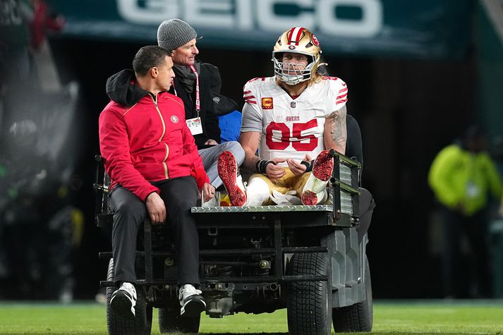 George Kittle, einn besti innherji NFL-deildarinnar, var síðasta stórstjarna San Francisco 49ers sem var keyrður af velli á hnjaskvagninum en hann sleit hásin í leik.